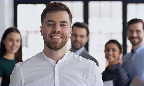 Grupa ludzi w biurze