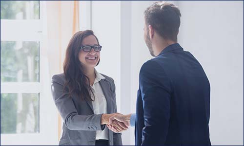 Kobieta mężczyzna uścisk dłoni